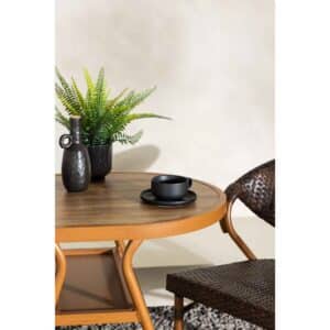 Här är ett SEO-optimerat förslag på alt-text på svenska för den här närbilden: Detaljbild på Venture Home cafébord med trälook , del av uteplatsmöbelset.