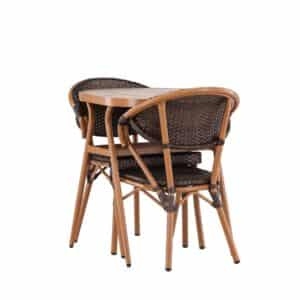 Cafémöbelset från Venture Home – stapelbara stolar i konstrotting med bord i trälook för utomhusbruk.