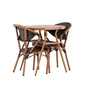 Kompakt cafésats med runt bord och fyra stolar i brun konstrotting och träliknande ram, staplade för smidig förvaring.