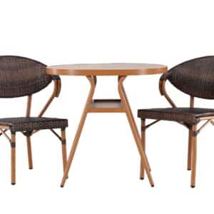 Cafésats med runt bord i trälook och två stolar med brun flätad sits och ryggstöd i rottingstil.