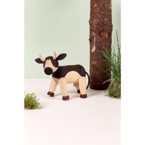 Spring Copenhagen Dandy kalv i trä, handgjord dekorationsfigur i brunt och natur, placerad i miljö med gräs och träd.