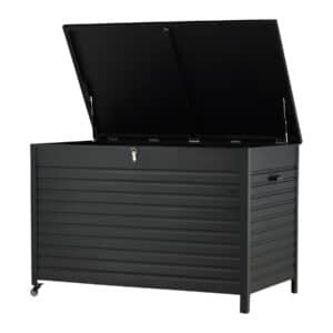 Svart Tiana dynbox i metall med öppet lock och hjul på ena sidan, isolerad på vit bakgrund