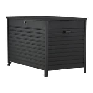 Svart Tiana dynbox med stängt lock fotograferad från sidan, vilket visar boxens djup, sidohandtag och hjul