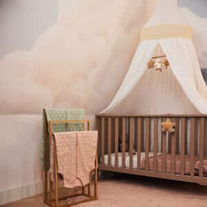 Sänghimmel i elfenbensvit vintage-stil med spets från Jollein över en spjälsäng i ett harmoniskt rum.