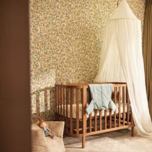 Elfenbensvit sänghimmel i vintage-stil från Jollein som hänger vackert över en spjälsäng i ett stilrent barnrum.