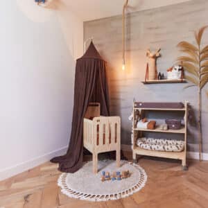 Sänghimmel i kastanjebrun vintage-stil från Jollein i ett barnrum med naturliga trädetaljer och harmonisk inredning.