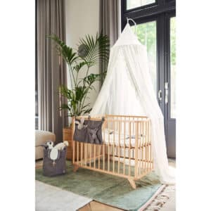 Elfenbensvit sänghimmel med volang från Jollein i ett ljust barnrum med naturnära inredning och korgar.