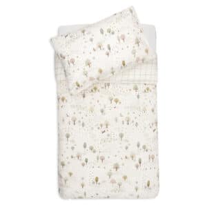 Mönstrat påslakanset med skogstema i ekologisk bomull från [Brand] för barnrum och skandinavisk inredningsstil