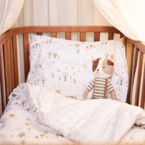 Tiny Park bäddset i mönstrad bomull från Jollein för spjälsäng och ombonat barnrum